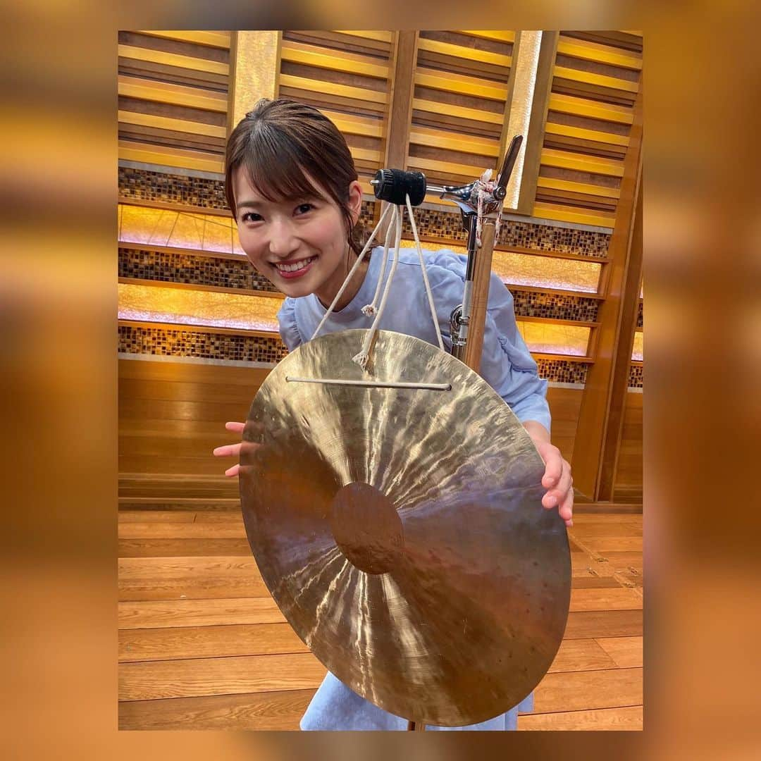 安藤萌々さんのインスタグラム写真 - (安藤萌々Instagram)「報道ステーション週前半の衣装です！ 久しぶりの #銅鑼 ともパシャリ📸  1.2 上下　OBLI 靴　DIANA  3.4 上下　La boutique BonBon  #春服 #アナウンサー  #衣装 #ootd #骨格タイプ #骨格ウェーブ #ウェーブ #ブルベ #ソフエレ #半分自己診断 #ブラウス #スカート #ハイウエスト」3月17日 23時45分 - momo_ando_ex