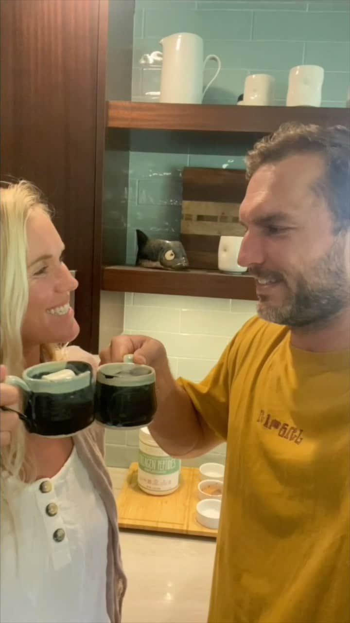 Bethany Hamiltonのインスタグラム：「Back in the kitchen with another of my favorite recipes I make regularly - my hot carob milk! This is a great alternative to a hot chocolate and carob is without caffeine. I usually have this as my bedtime snack and it has helps me wind down and sleep better!  -1 1/2 cup milk -half scoop of @primalkitchenfoods collagen peptides -a pinch or two of sea salt -1 whomping tbsp of carob powder -a squeeze of honey  And don’t forget a marshmallow to top it off! ☕️😄😋 #bethanystylehealth #primalkitchen #sponsored #biggerbite」
