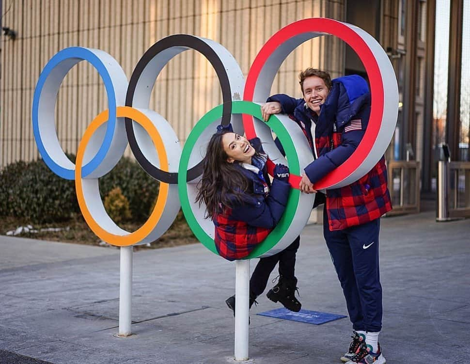 マディソン・チョックのインスタグラム：「Back at it! New ep of #UnlacedwithChockandBates out now! Olympic recap!!! 💙💛🖤💚❤️ Link in bio 🎙  📷: @oliviasmartx  #madisonchock #evanbates #chockbates #teamusa #olympics #winterolympics #figureskaters #icedance #podcast #pinhead #pincollection #pincollector #bingdwendwen」