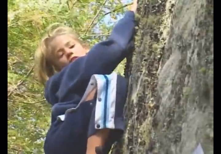 サッシャ・ディギーリアンのインスタグラム：「Strategy: 2 things: to win… and to climb as many routes as I can so I can get 1000 bucks.  - TBT to @triplecrownbouldering when I was 9 years old  - I’ve been writing a book. It’s a wild experience. Can’t wait to share more 💛」