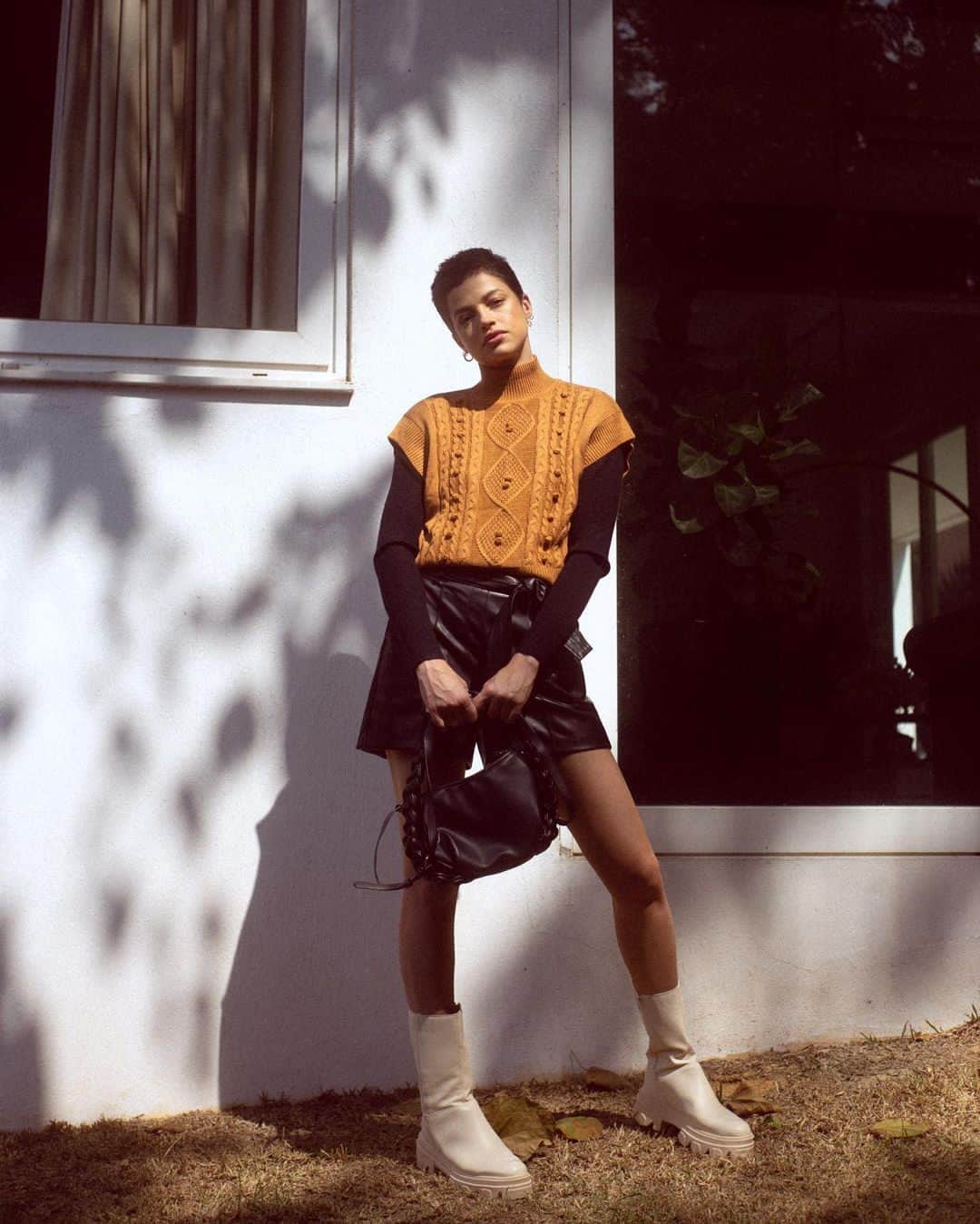 アガサ・モレイラのインスタグラム：「O verão acaba nesse final de semana e eu já tô apaixonada pelas tendências de Outono Inverno da @lojasrenner como vocês podem conferir nesse carrossel!   A coleção é toda inspirada em entrelaçamento, seja nos tecidos ou na vida, afinal tudo está cada vez mais conectado, não é mesmo? As peças estão cheias de texturas e cores e tenho certeza de que vocês também vão se apaixonar! Elas nos deixam a vontade pra nos sentirmos lindas e confortáveis no nosso dia a dia!   Eu fiquei muito dividida entre esses 3 looks... Qual o preferido de vocês?」