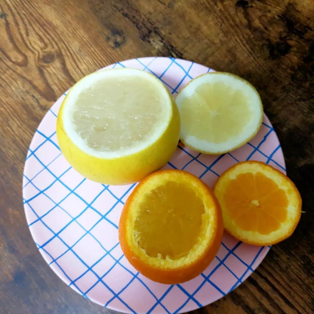 吉川莉早のインスタグラム：「もらったよいゼリー🍊✨　 私しかいなかったので、２個いっぺんにいく贅沢な食べ方をしました。 すごい誘惑とたたかって良心が勝ったから、半分は残しておきました😂」