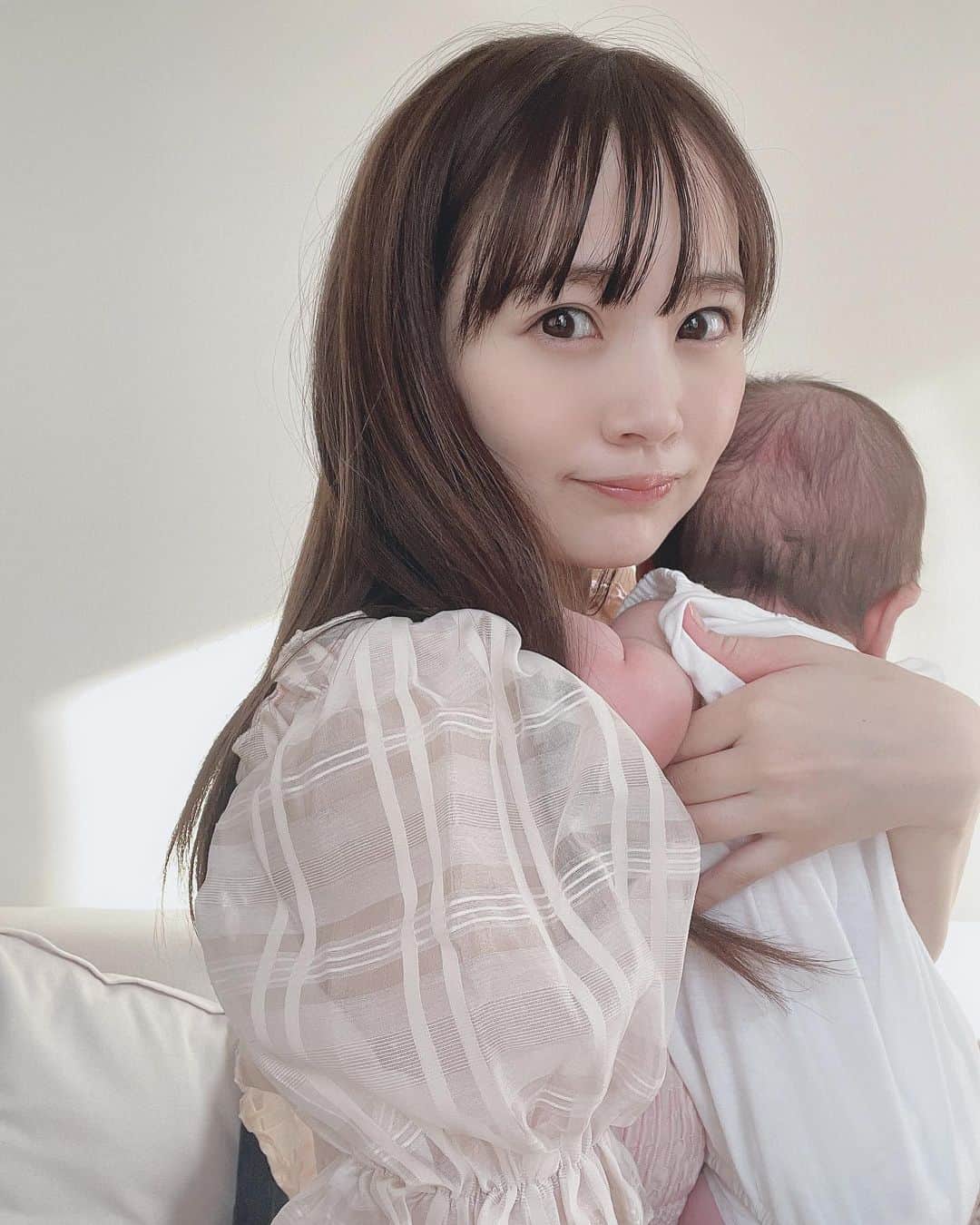 のインスタグラム：「ミルクボーヤと🥛 今日は雨ぽいしおうちかな☔️ ベビーカーのレインカバー買わなきゃ  動画は鏡のボーヤ🪞自分ってわかってるのかな？  #shein  #生後2ヶ月  #赤ちゃんのいる暮らし」