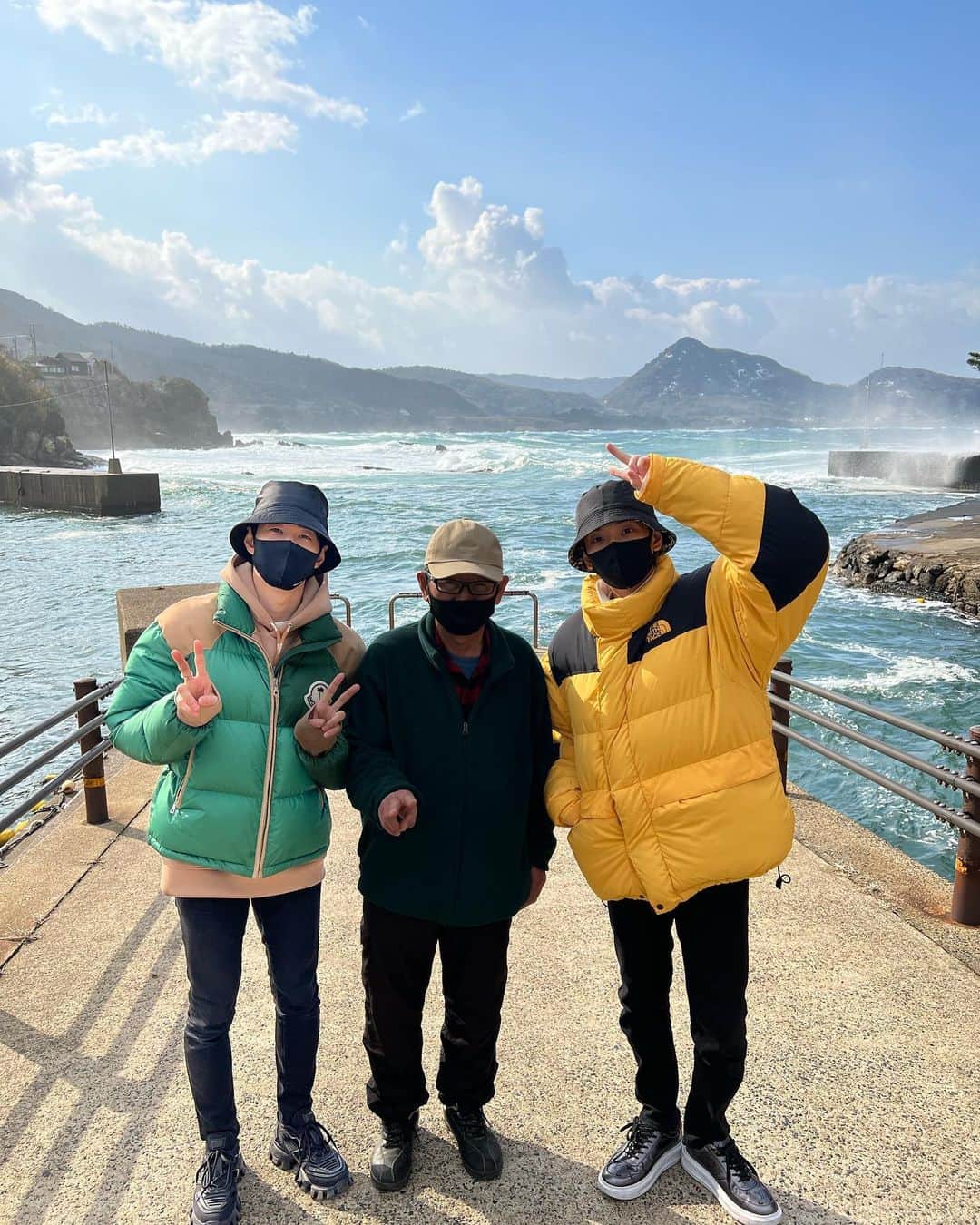 まえっさんのインスタグラム：「父親と18年ぶりの旅行✨ 懐かしすぎたし、お父さんが喜んでくれたのが嬉しかった。  これからもいっぱい思い出作っていきたい🥺  #1枚目は圭太とおとんが喧嘩した釣り場 #2枚目は晴れたり雲ったりの旅館 #3枚目は初めていった場所 #4枚目は圭太がカメラしてくれた #この家族に生まれて本当に良かった #お父さん、お母さんありがとう」