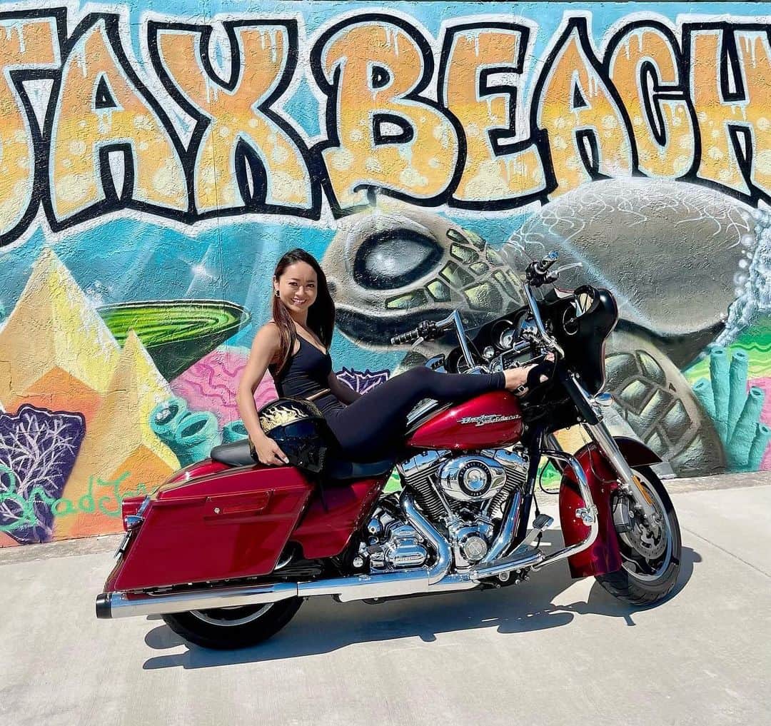 のインスタグラム：「Fun shooting with beautiful 🏍🍀💚 Which one do you like?? . . 憧れのハーレーと❤️ 日本では原付マスターでした🛵😆 17年も乗ったもんな。 バイクで切る風が大好き❤ 夏はとっても気持ちいい！ 冬は地獄😂 . . #americanlife #harleydavidson #motercycle #jacksonville #florida #アメリカ生活 #stpatricksday」