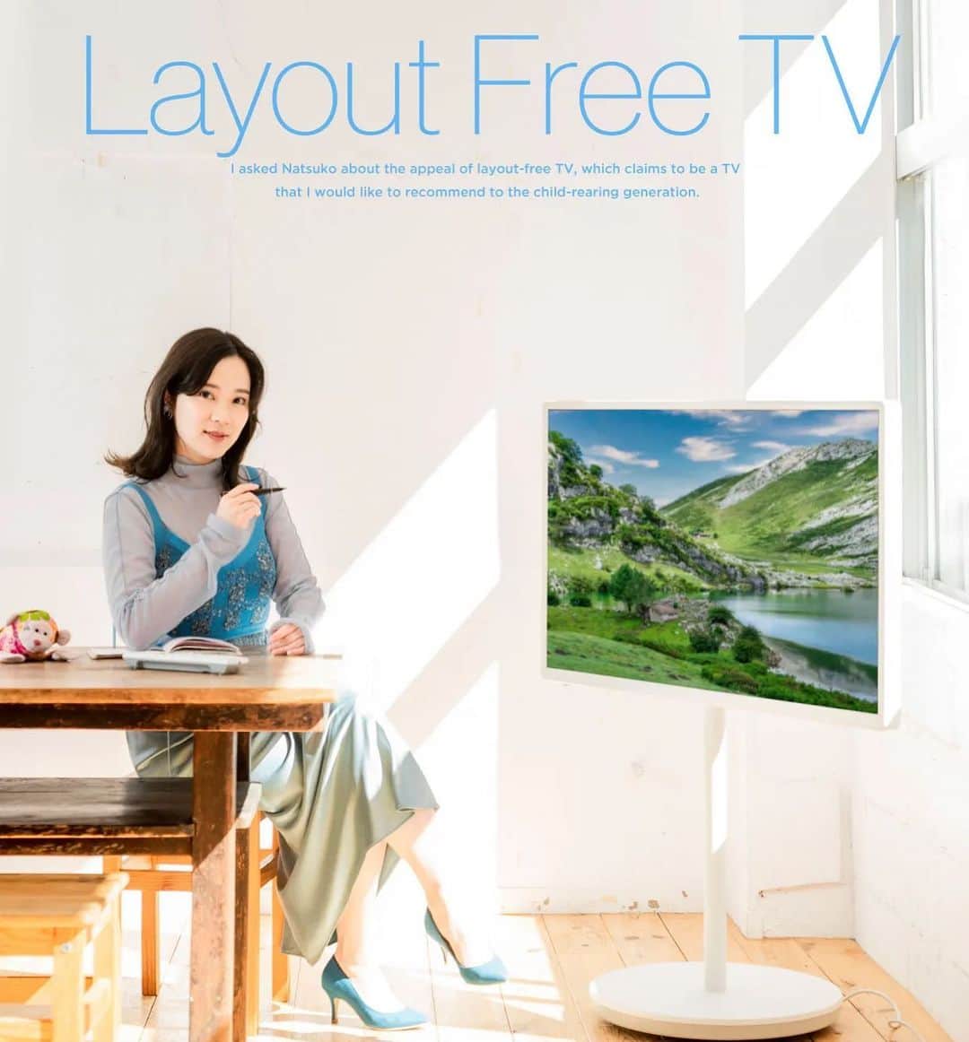 亜希子のインスタグラム：「最新型テレビ『レイアウトフリーテレビTH-43LF1』Panasonic✖️大木亜希子タイアップ企画その①  Panasonic『レイアウトフリーテレビTH-43LF1』タイアップに起用していただきました。   家電150台以上に日々囲まれながら暮らす家電女優で双子の姉・奈津子(@natsuko_kaden )に比べて、私は簡単な製品さえ上手く扱えない機械音痴な物書きでした。  が、こちらのレイアウトフリーテレビは、ホントにいいです。  初めはお仕事で使わせて頂いたものの、魅力、ほんとに優勝🥇  ゲラチェックにも使えるし、オンラインで打ち合わせする時も相手の表情が拾いやすく、6個のキャスター付きで移動も簡単なので、持ち運びも楽でした。デザインも、めちゃくちゃ良き。  Panasonicさんは15歳で初めて出演したCMでもお世話になりました。  大人になり、またこうした形でご縁を頂き大変ありがたいです。大好きなスタッフチームの皆様、ありがとうございました🥒  掲載媒体: @beyondmagjp  ヘアメイク: @ena_hair_make  ライター:伊森ちづるさん カメラマン:下城英悟さん」