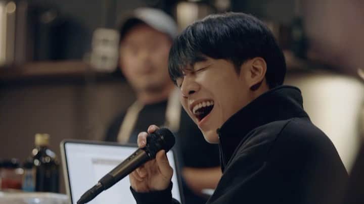 イ・スンギのインスタグラム：「도현이형 A어게인 버튼을 눌러주세요!!☺️🙏  Today 17:00(KST) on youtube🎬  @byhumanmade」
