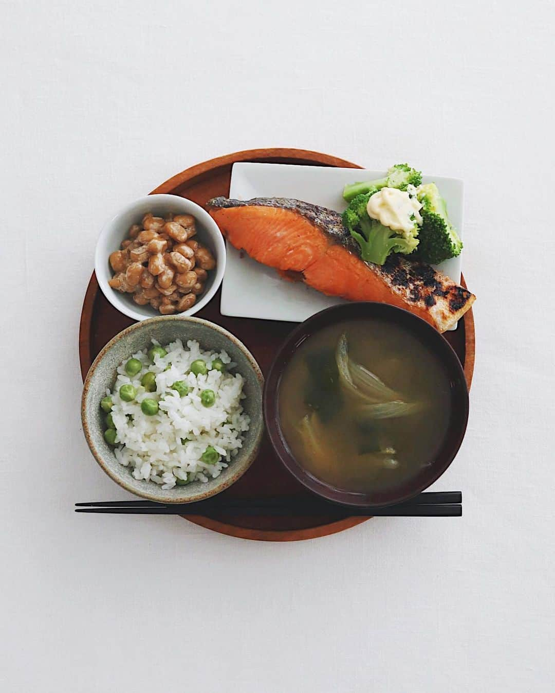 樋口正樹さんのインスタグラム写真 - (樋口正樹Instagram)「Today's breakfast . 今朝は豆ご飯、納豆、鮭、 ブロッコリーにマヨかけ、 玉ねぎとわかめの味噌汁。 . ２枚目は早朝のボナさん。 悪戯してたとこ見つかり とぼけ顔して固まる様子🤔 . . #朝食 #朝ごはん #豆ごはん #焼き鮭 #ブロッコリー #味噌汁 #納豆 #breakfast #japanesebreakfast #washoku」3月18日 8時13分 - higuccini