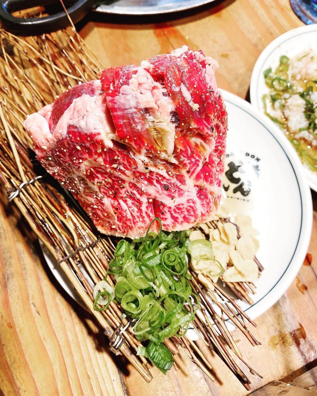香西かおりさんのインスタグラム写真 - (香西かおりInstagram)「行きつけの焼肉屋さん。 リーズナブルで とても美味しいです。 ホルモン系のお肉もどんどん食べれてしまいます。 ハイボールをお供に如何でしょう。 #香西かおり #飯スタグラム」3月18日 8時56分 - kaori_kouzai_official
