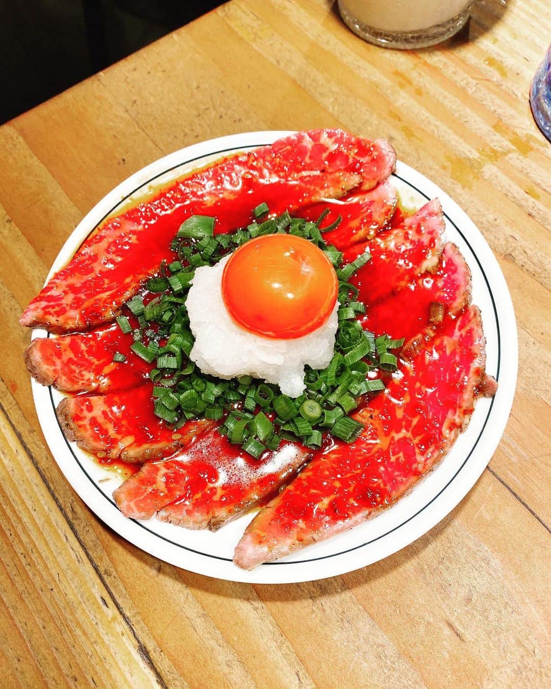 香西かおりのインスタグラム：「行きつけの焼肉屋さん。 リーズナブルで とても美味しいです。 ホルモン系のお肉もどんどん食べれてしまいます。 ハイボールをお供に如何でしょう。 #香西かおり #飯スタグラム」