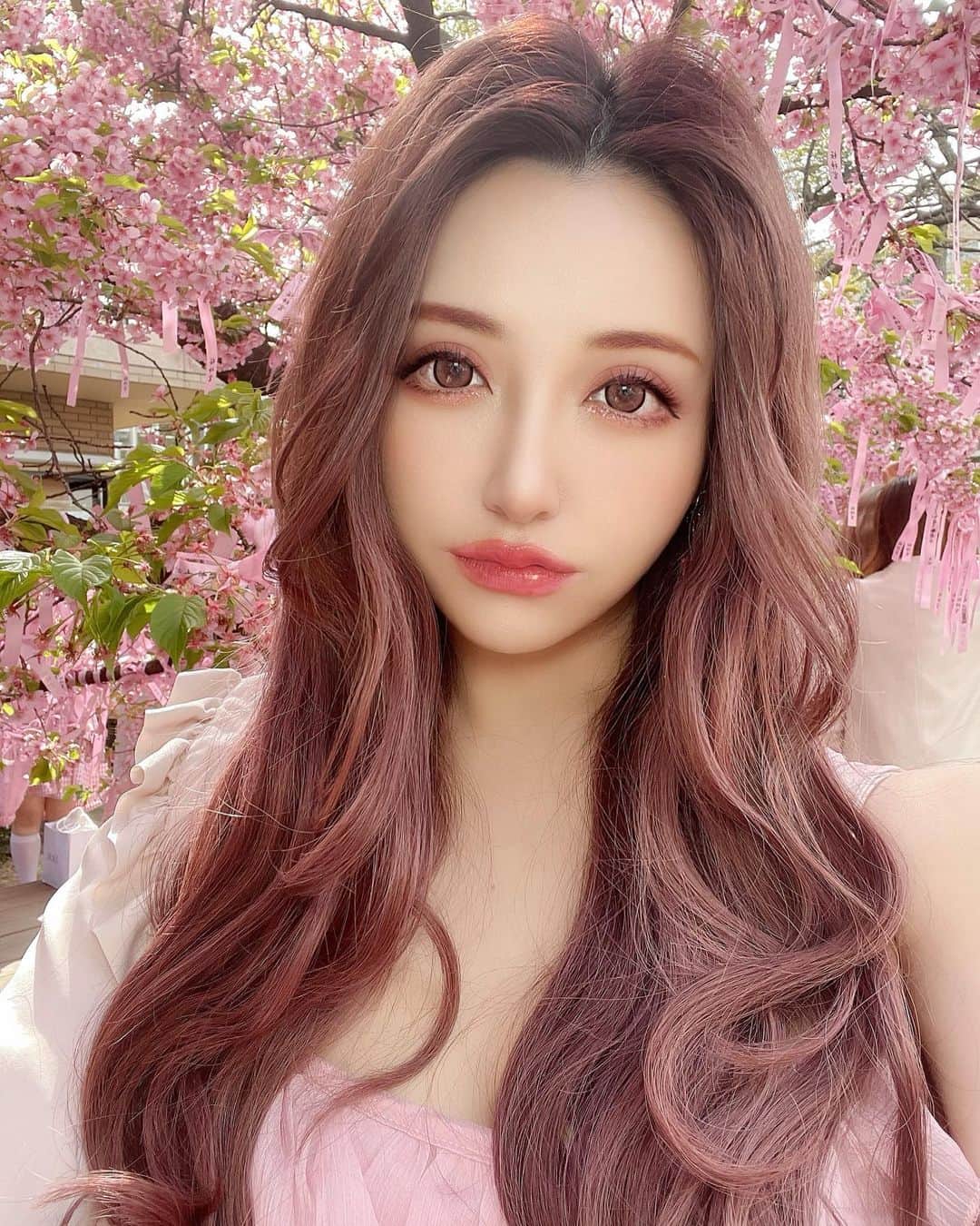のインスタグラム：「桜の季節にピッタリなヒラヒラシフォンのワンピース🌸🌸🌸 【 @riina_couture 】より、 もうすぐ発売予定💗 少し風がある日だったので、 【 @ankhcross_raft 】で 前髪フワッと上げてセットしてもらいました🥰 風で前髪気にしなくて良いのは本当楽チン❤️ あ、ちなみに流石に行き帰りは コート着てましたよ🧥😆  #ootd#code#codenate#全身コーデ#hair#hairstyle」