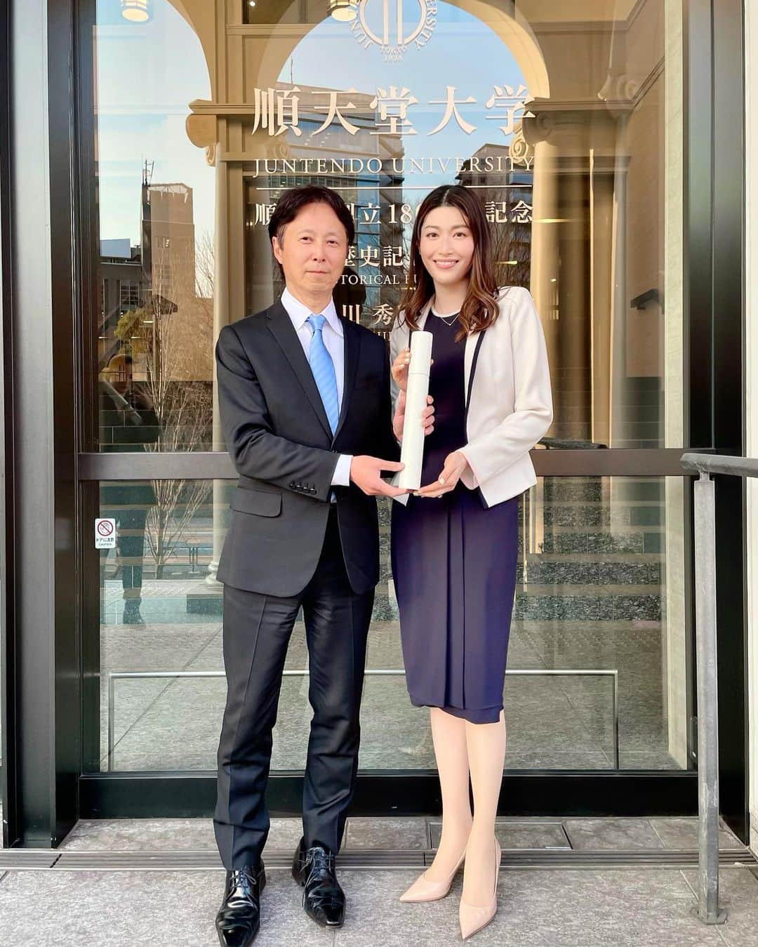 櫻井麻美のインスタグラム：「順天堂大学では自律神経の大家 #小林弘幸教授 の研究室に所属していました。 ・ 私はもともとスポーツ医学の研究室の所属でした。大学院の小林教授の講義で自律神経を測定できることを知り、呼吸とストレッチと自律神経の関係を研究したい、と相談したところ、快く実験に協力してくださって、博士課程からは小林教授の研究室に入りました。 ・ 研究室ではたくさんの先生方にサポートしていただき、やりたい研究を自由にできる環境を与えていただきました✨ ・ 研究者ではない一般の方にもわかりやすく伝える力が抜群で、1知れば100を語れるすごい方なのでメディアでもひっぱりだこですが、私も医学の見地を一般の方の美容・健康に活かせるようにこれから頑張りたいと思います！ ・ ・ #小林弘幸 @dr_hiroyukikobayashi  #自律神経 #呼吸 #ストレッチ #研究  後半は #タキシフォリン の研究をしていました👩‍⚕️ #医学博士 #卒業式  #出会いに感謝」