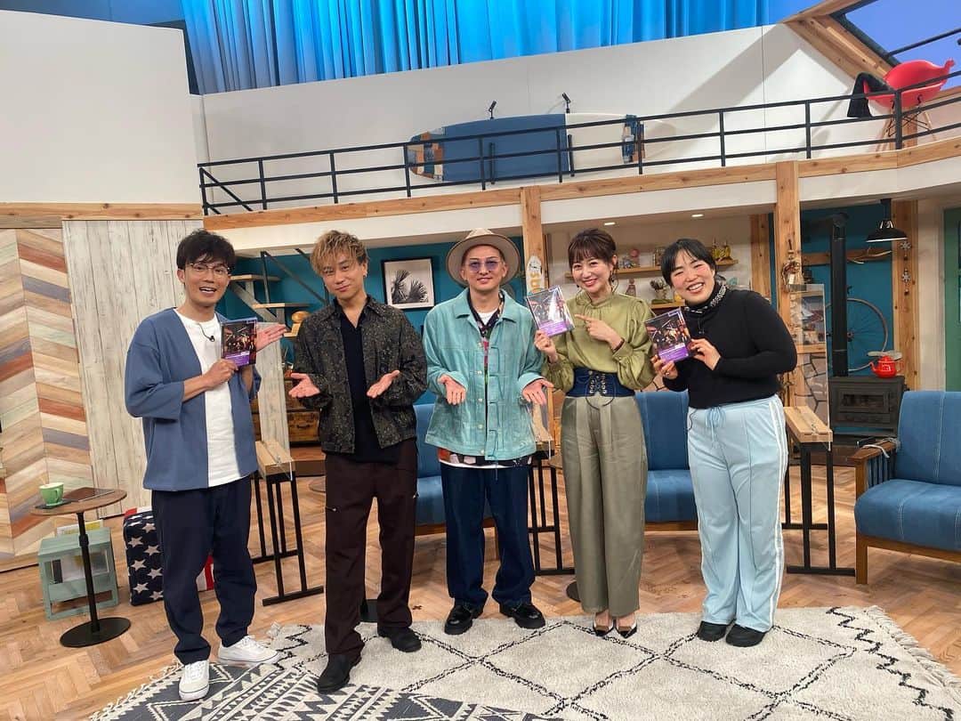 のインスタグラム：「. 昨日のスロイジ ご覧いただきありがとうございました😍✨ . 畏れ多くもDA PUMPのお２人から 最新アルバム「DA POP COLORS」をいただきまして😭✨ よく見たら、子どもの大好きな U.S.A.もバケバケnight!も入っていました🤣✨👏 大切に聞こう✨ そして、大好きなゆりやんさんは 3月25日（金）になんばグランド花月で単独ライブをされるそうで！ 私は配信で見たいと思います🌸✨ 見逃し配信もあるみたいで 子育てしててもライブ気分を味わえる 便利な時代ですね👏🤣 . 昨日の衣装はこちら ブラウス　twentythree #shemoshelly パンツ　@angaime_official  ピアス　@soa.jp スタイリスト　@chietohika  #スロイジ　#スロイジ木曜日」