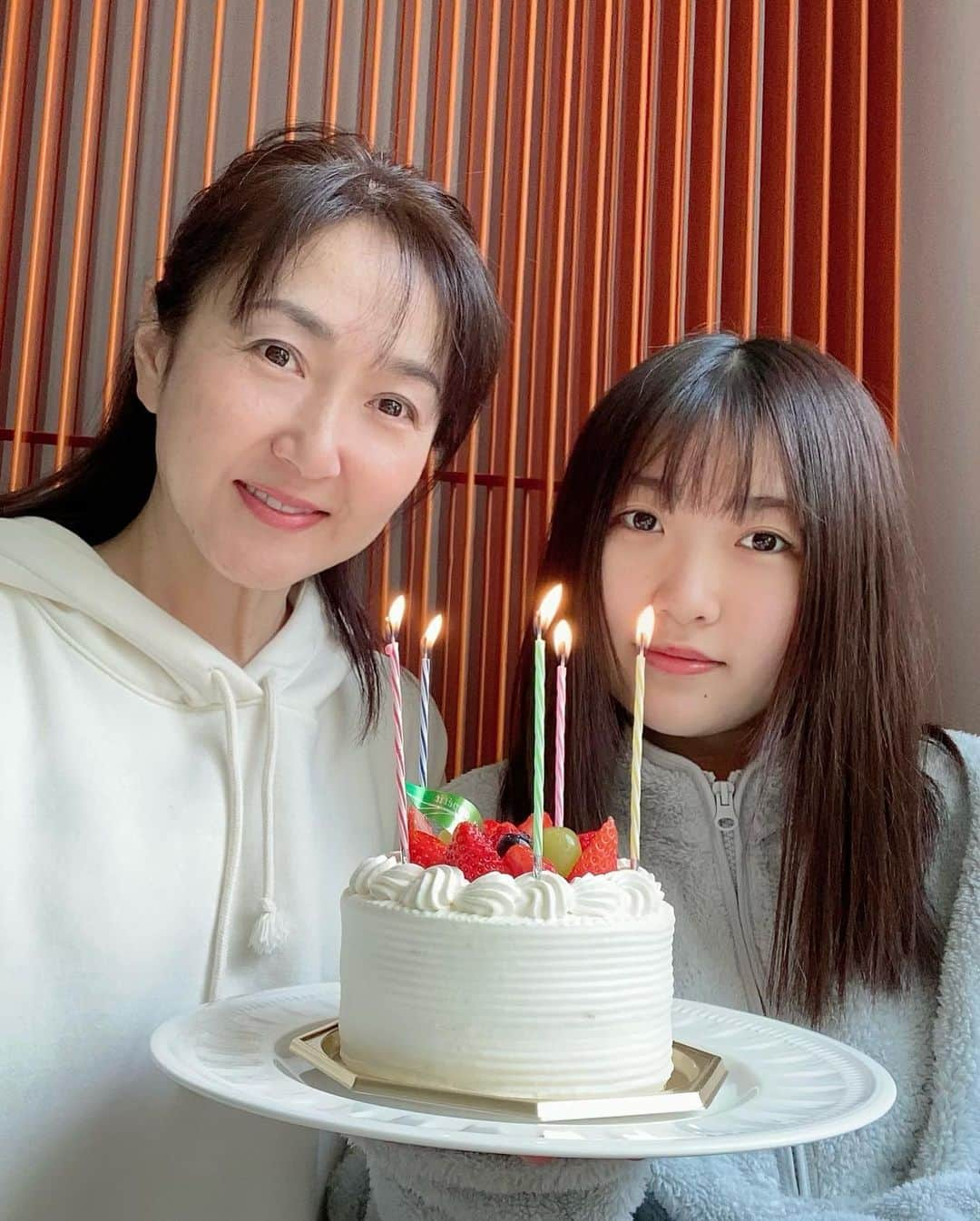 生稲晃子さんのインスタグラム写真 - (生稲晃子Instagram)「娘が16歳になりました🎂 16年…振り返ると色々な事が思い出されますが、それでもあっという間だったなというのが実感です😊  小さな頃のように一緒にいる時間は少なくなってしまいました。 でも、だからこそ一緒の時間、1分1秒を大切にしていきたいと思っています✨  お誕生日おめでとう🎉  #16歳の誕生日 #お誕生日おめでとう #娘との時間  #生稲晃子」3月18日 11時18分 - akiko__ikuina