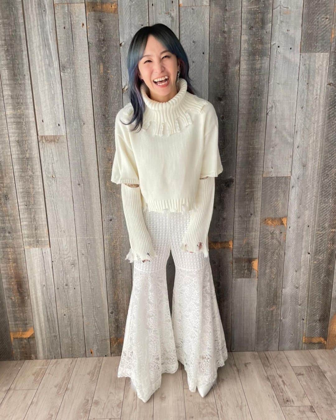 のインスタグラム：「おはよー🥱 いつも立ち上がる朝にみんなが居てくれて心強い。ありがとう☻  よし、今日も美味しいもの食べます🍽 ご飯って自分の機嫌をとるのにすごく大事🍽今日は何食べようかなぁ。 今日も、みんながそこにある楽しいこと味わえますようにっ🍽  あっ、続々届いてる？🗞 #LiSAMAGA」