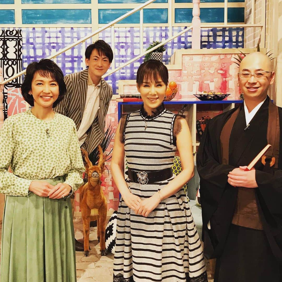 のインスタグラム：「本日放送📺　NHK Eテレ 『あしたも晴れ！人生レシピ』  「卒業」をテーマに、大人になって卒業したことをトーク❣️  頑張り過ぎてない⁉️ 年齢に合った身体のケアとは⁉️ ダイエット⁉️  “自分に優しくしてるでしょうか" 私はずいぶん変化しています😊💞  2022／3／18 (金) 20:00〜20:45（夜8時〜8時45分） NHK Eテレ  にて放送📺  #NHKEテレ #あしたも晴れ人生レシピ  #卒業テーマ #賀来千香子　#小澤康喬アナウンサー  #川野泰周  #黒田啓蔵　#keizokuroda  #坂本久仁子　#kunikosakamoto  #未唯mie  #みい　#ミイ」