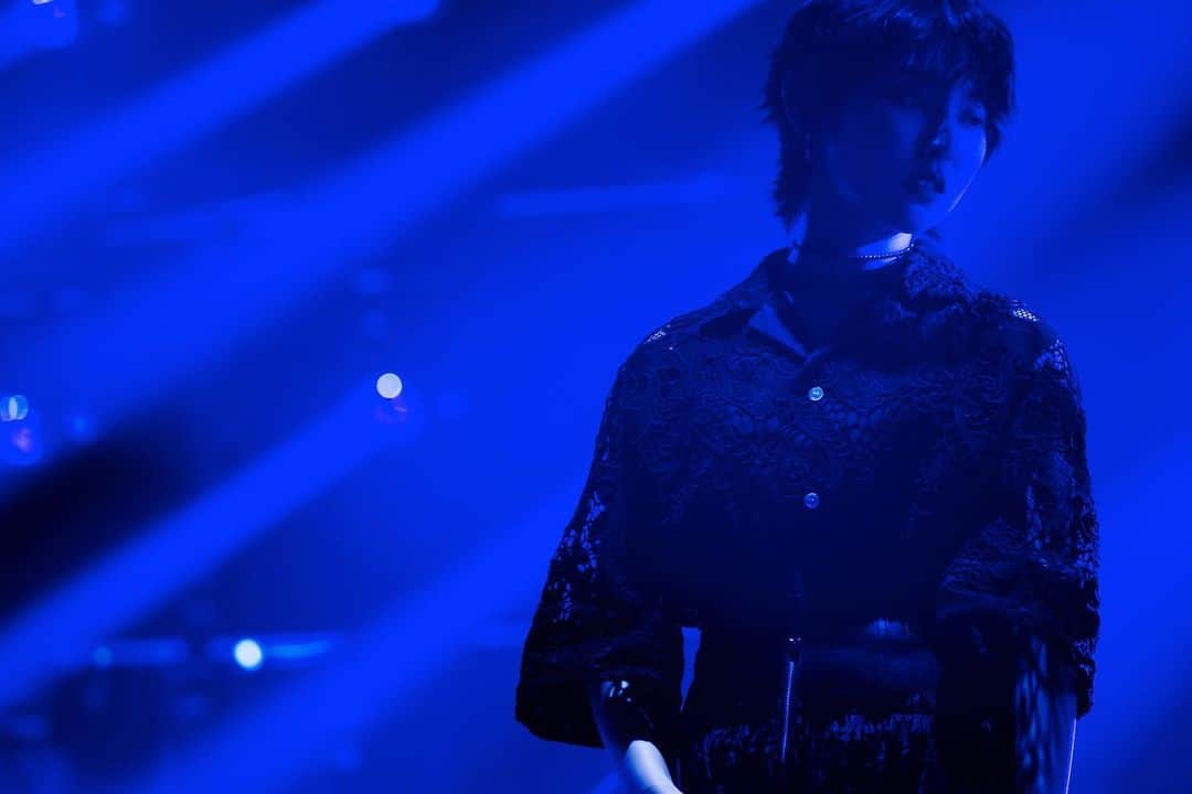 のインスタグラム：「2月20日「10th Anniversary Live at 東京ガーデンシアター」U-NEXT独占で配信スタート🔥  Drums：玉田豊夢 Guitar：名越由紀夫 Guitar：設楽博臣 Bandmaster & Keyboard：宗本康兵  Bass：須藤優(XIIX) Manipulator：前田雄吾  💄@okuhara_seiichi  🥻@hayato_takada」