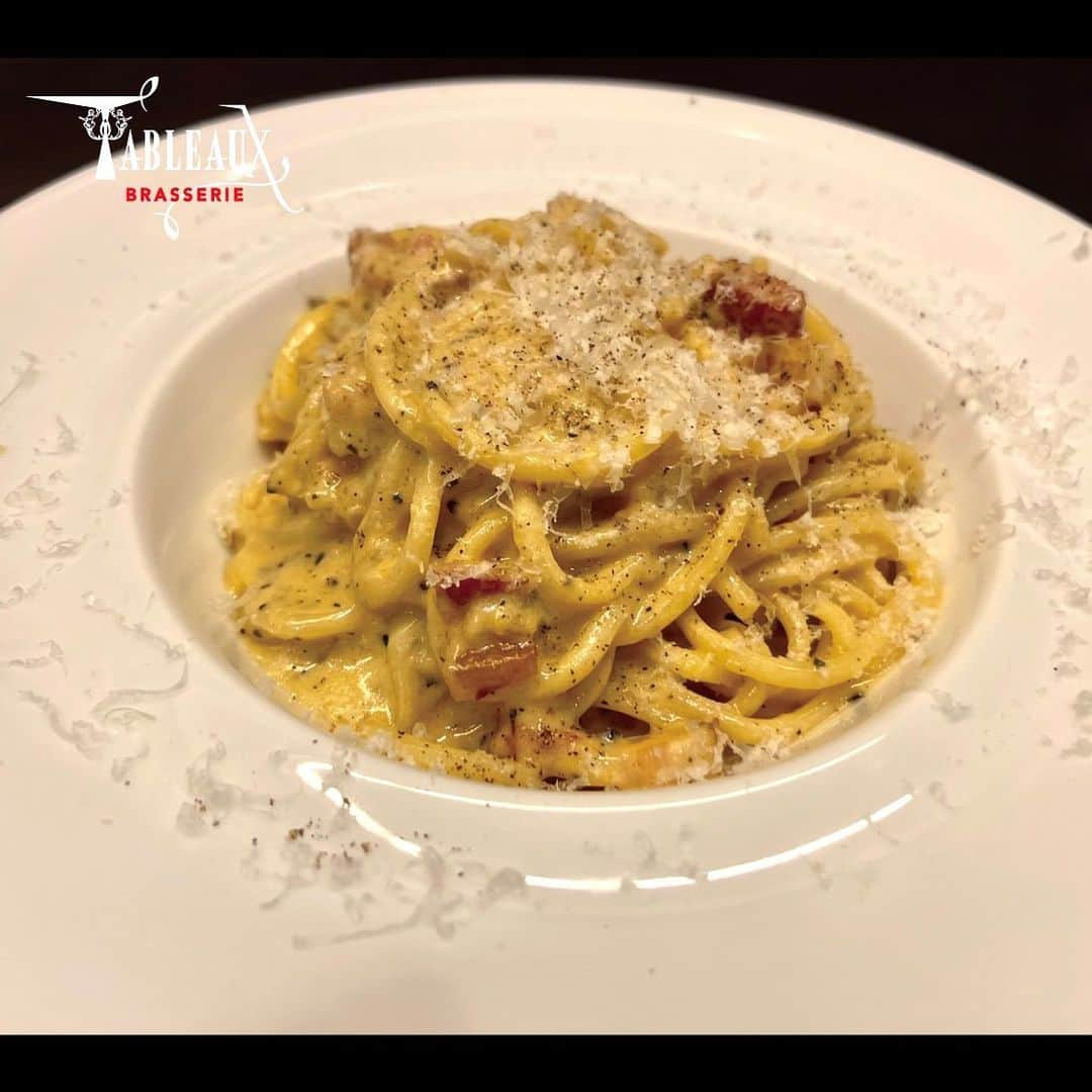 タブローズさんのインスタグラム写真 - (タブローズInstagram)「🍽PASTA🍽 “グランドメニューからパスタをご紹介”  「トリュフのカルボナーラ」 麺は、”浅草開化楼開発!低加水パスタフレスカ（生麺）”を使用しているので歯切れの良いもちもち麺で濃厚なソースとよく絡み絶品です😋🍽 トリュフの香りと濃厚なカルボナーラが抜群の相性です🤤✨  是非、ご賞味いただきたい一品です✨🍽 ご来店お待ちしております🔥🥩  #tableaux #brasserietableaux  #タブローズ #代官山タブローズ #トリュフカルボナーラ  #カルボナーラ  #絶品カルボナーラ  #カルボ  #カルボナーラ好き  #浅草開化楼  #低加水パスタフレスカ  #パスタ好き  #パスタ好きな人と繋がりたい」3月18日 12時19分 - tableaux_gd