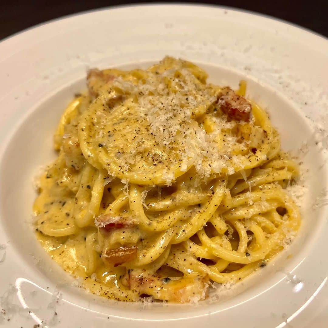 タブローズさんのインスタグラム写真 - (タブローズInstagram)「🍽PASTA🍽 “グランドメニューからパスタをご紹介”  「トリュフのカルボナーラ」 麺は、”浅草開化楼開発!低加水パスタフレスカ（生麺）”を使用しているので歯切れの良いもちもち麺で濃厚なソースとよく絡み絶品です😋🍽 トリュフの香りと濃厚なカルボナーラが抜群の相性です🤤✨  是非、ご賞味いただきたい一品です✨🍽 ご来店お待ちしております🔥🥩  #tableaux #brasserietableaux  #タブローズ #代官山タブローズ #トリュフカルボナーラ  #カルボナーラ  #絶品カルボナーラ  #カルボ  #カルボナーラ好き  #浅草開化楼  #低加水パスタフレスカ  #パスタ好き  #パスタ好きな人と繋がりたい」3月18日 12時19分 - tableaux_gd