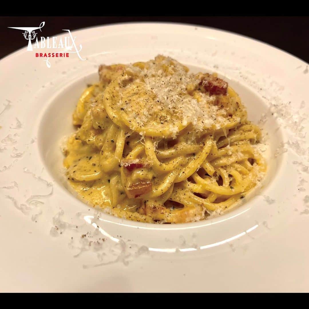 タブローズのインスタグラム：「🍽PASTA🍽 “グランドメニューからパスタをご紹介”  「トリュフのカルボナーラ」 麺は、”浅草開化楼開発!低加水パスタフレスカ（生麺）”を使用しているので歯切れの良いもちもち麺で濃厚なソースとよく絡み絶品です😋🍽 トリュフの香りと濃厚なカルボナーラが抜群の相性です🤤✨  是非、ご賞味いただきたい一品です✨🍽 ご来店お待ちしております🔥🥩  #tableaux #brasserietableaux  #タブローズ #代官山タブローズ #トリュフカルボナーラ  #カルボナーラ  #絶品カルボナーラ  #カルボ  #カルボナーラ好き  #浅草開化楼  #低加水パスタフレスカ  #パスタ好き  #パスタ好きな人と繋がりたい」