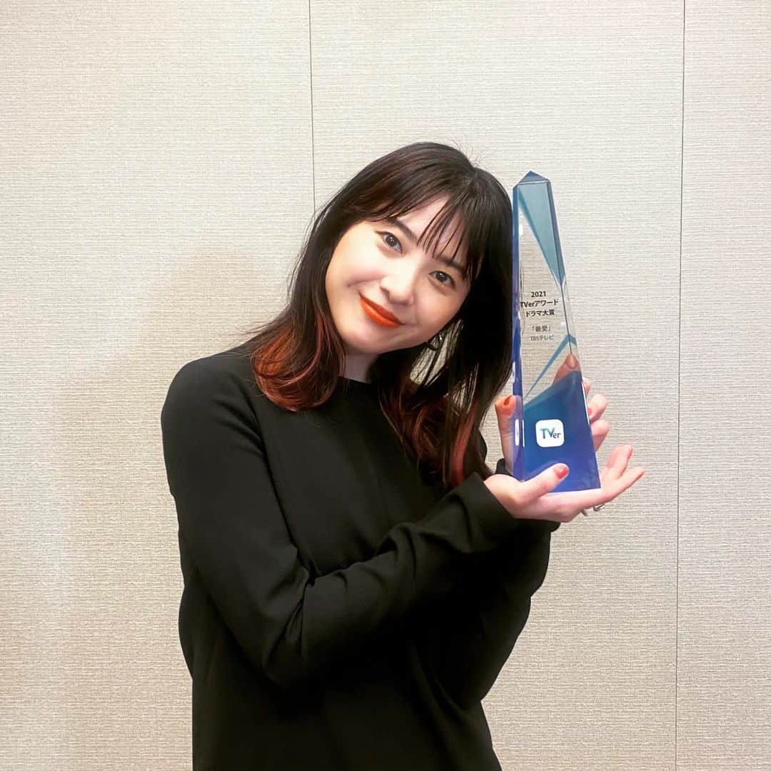 最愛さんのインスタグラム写真 - (最愛Instagram)「🥇本日発表になりました🥇  『TVerアワード2021 』 ドラマ部門・大賞を受賞しました✨  皆さんがたくさん見て頂いたおかげで、大賞を頂くことができました！ 一度ではなく、二度三度見たというコメントも拝見して、胸を熱くする日々を今でも過ごしています。 感謝しか伝えられなくてもどかしいですが...たくさんの愛をありがとうございます💗  追伸 ファンブック(Blu-ray＆DVDの封入特典)に収録されるプレミアムトークを、吉高さん＆松下さん＆井浦さんと行いました。めちゃくちゃ面白い話がたくさん語られたので、こちらも是非お楽しみに😆✨  #最愛ドラマ #tbs #吉高由里子 #TVerアワード」3月18日 13時01分 - saiai_tbs