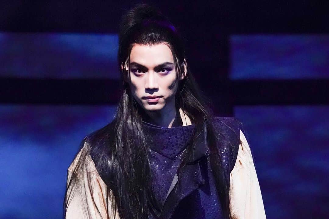 福士蒼汰のインスタグラム：「【劇団☆新感線 いのうえ歌舞伎 神州無頼街】 昨日、無事開幕致しました！！  2年越しの公演となる今回 並々ならぬ思いで作り上げ 素晴らしいキャスト・スタッフの方々の力で、最高に美しい舞台ができあがりました！  まず大阪で開幕 そして静岡、 東京で締め括ります。  ラストまで駆け抜けます！」