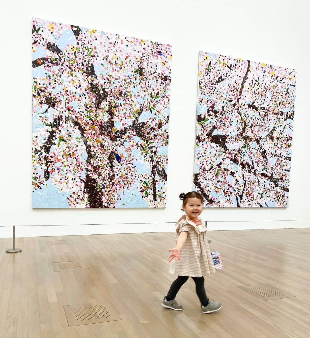 大和里菜のインスタグラム：「毎日、思い出す桜🌸 カメラフォルダの中の写真達とポストカードを飾って余韻に浸っております😌 ⁡ どことなく屏風のようにも見える一枚目も好きだなぁ。 ⁡ ⁡ こりなちゃん、ポーズがコギャル🧏🏼‍♀️✨ ⁡ ⁡ ⁡ ⁡ #damienhirst #国立新美術館 #桜 #cherryblossoms」