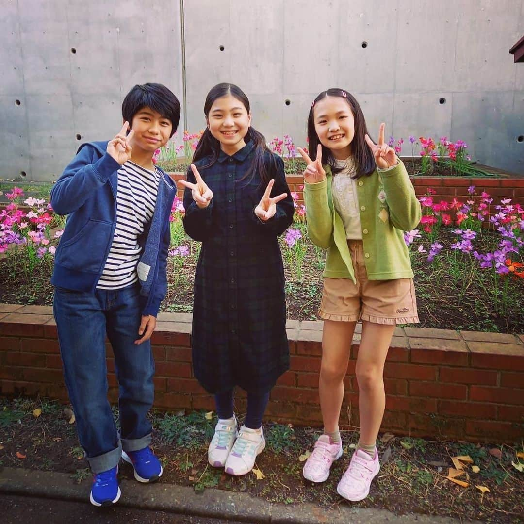 毎田暖乃さんのインスタグラム写真 - (毎田暖乃Instagram)「『妻、小学生になる。』 第９話(最終回/前編)ご視聴いただきありがとうございました💐  万理華の大切なお友達🥺 タケル役の#川口和空 くん ヒマリ役の#飯田晴音 ちゃん とお写真撮っていただきました🙏  実際は歳上のお兄ちゃん&お姉ちゃんです🎶 仲良くしてくれてありがとうございました☺︎  来週はいよいよ第10話(最終回/後編)です✨ どうぞご覧下さい🙇‍♀️  #妻小学生になる  #つましょー 🎒 #TBS  #金曜ドラマ  #毎田暖乃  #ルート」3月18日 22時53分 - maida_nono_official