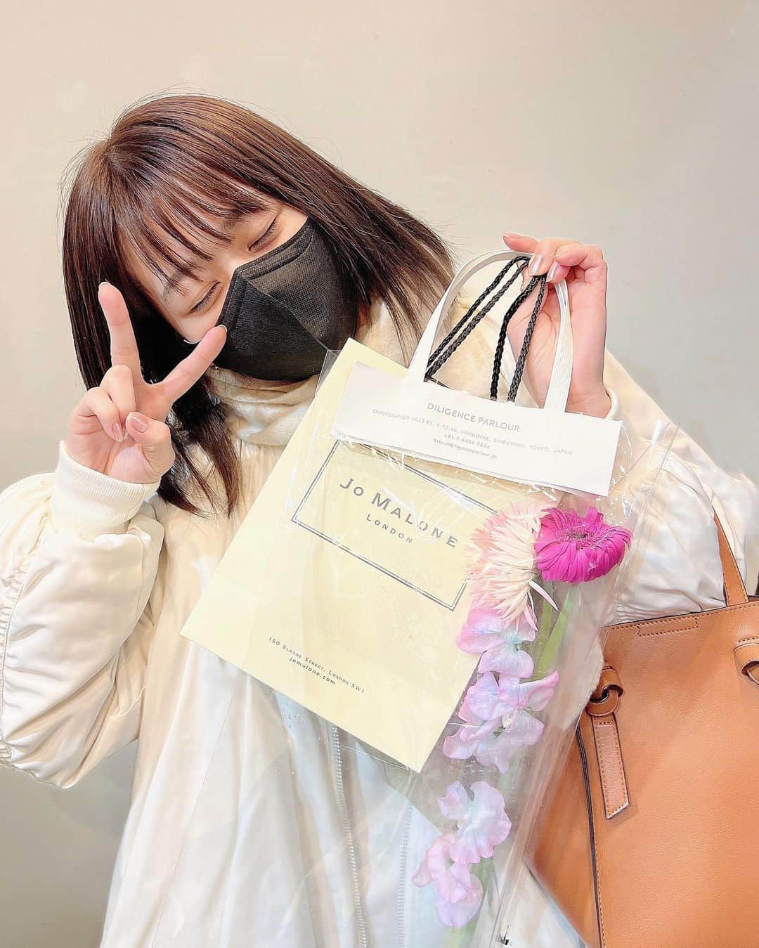 のインスタグラム：「. 稽古終わりにお友達にちょっと会って 誕生日お祝いしてくれた🥹🎂  誕生日二か月前だけど！笑  髪の毛もぼっさぼさですっぴんで ジャージで行ったけど そんなふうに気楽に会えて 何年も毎年お祝いしてくれるお友達を これからも大切にしたいと心から思いました。  寒かったけど嬉しい日でした😌💐  みなさん暖かくして風邪ひかないでくださいね。」
