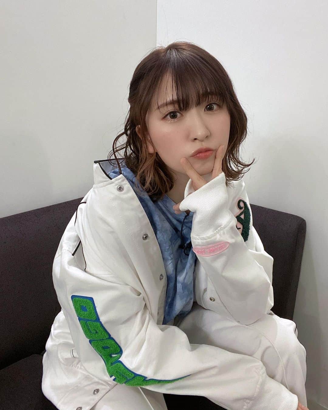にこのインスタグラム：「かいものにいきたい  昨日ボディークリーム買ったら テスターをレジに持っていっていた  もうしわけねぇ」