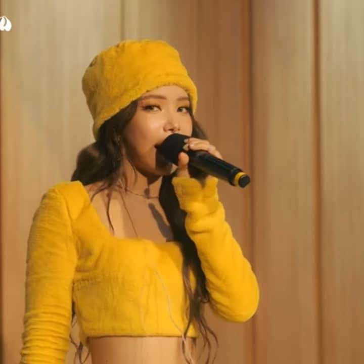 ソラのインスタグラム：「[집방캠][4K] 솔라(Solar) - 꿀(HONEY) LIVE | 두시탈출 컬투쇼 | 220317 🍯🐝」