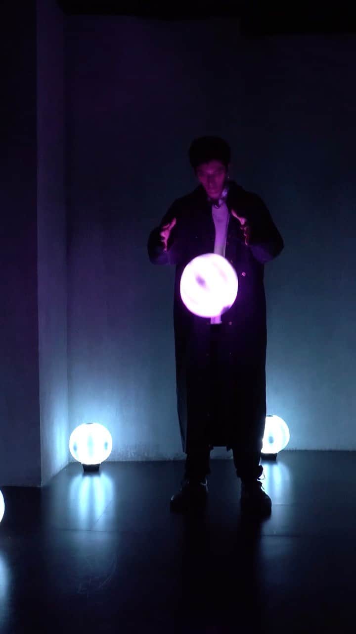 のインスタグラム：「big ups&congrats @sebjinmg for your release. and thanks for letting me do this😉 ⁡ Ring / @sebjinmg ft. @mars88____  ⁡ freestyle ball with light🌅🤯 lightball created by #thinkandsence credits to @condense.official 🙏 mirror ball by @amazing_jiro  ⁡ thanks. @takebe.n @da___mari  ⁡ カナダにいるトラックメーカーsebjinに連絡貰って制作！他の曲もかっこいいからspotifyとかでチェックしてみてください！ そしてT&Sタケベ博士による光るボール、jiroさんのミラーボール革新的&やばすぎっす🙏 #freestylebasketball」