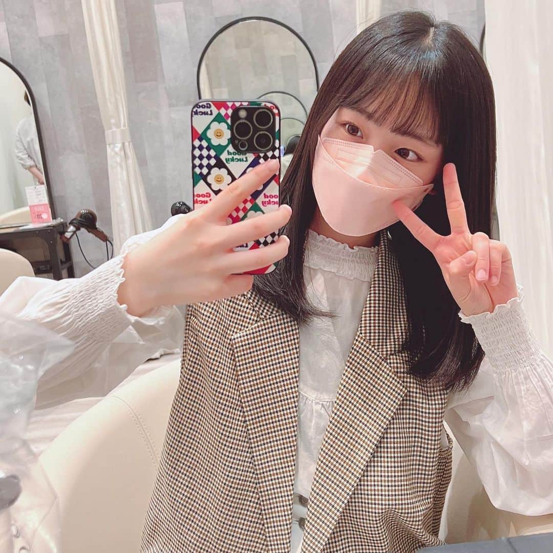 のインスタグラム：「髪切ってもらった✂️🤍  これくらいにずっとしたかったから嬉しいです🤤🤍  嬉しいコメントも沢山ありがとうございます♥️！ またヘアアレンジの幅が広がりそうで楽しみです！  ちなみに！ 2枚目と3枚目は切る前の写真です🙋‍♀️  #ひまひまチャンネル #ひまひま  #髪」