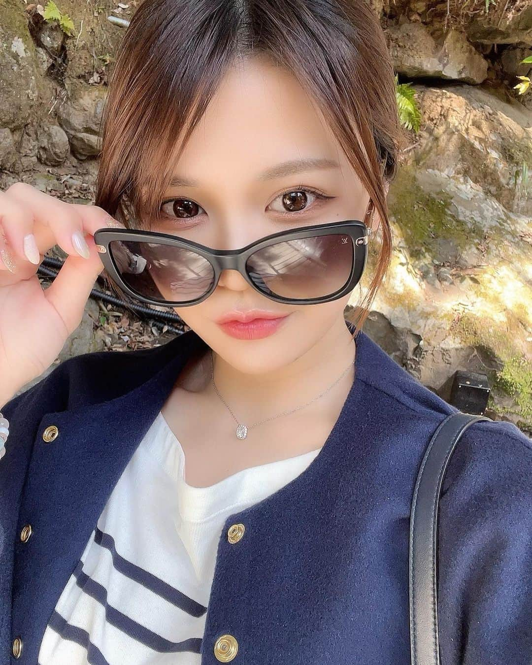 ななぴさんのインスタグラム写真 - (ななぴInstagram)「サングラスめっかわなの！🥺❤️ 折りたためるのでとっても小さくなって便利なのだ🕶 @louisvuitton   ナチュラルメイクしたよお🌸✨  #サングラス　#louisvuitton #sunglasses #fashion #ootd #me #selcagram #selflove #celine #自撮り　#カラコン　#メイク　#春メイク　#ナチュラルメイク　#マリンコーデ　#bbjj #ビジョビ　#セリーヌコーデ」3月18日 23時38分 - __nanapgram__