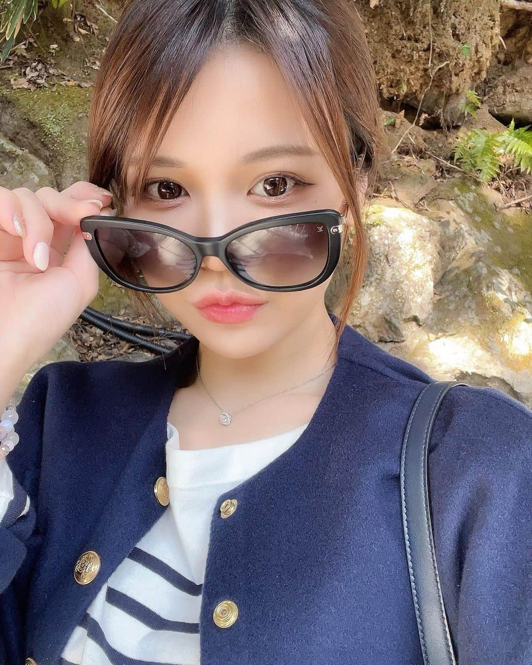 ななぴさんのインスタグラム写真 - (ななぴInstagram)「サングラスめっかわなの！🥺❤️ 折りたためるのでとっても小さくなって便利なのだ🕶 @louisvuitton   ナチュラルメイクしたよお🌸✨  #サングラス　#louisvuitton #sunglasses #fashion #ootd #me #selcagram #selflove #celine #自撮り　#カラコン　#メイク　#春メイク　#ナチュラルメイク　#マリンコーデ　#bbjj #ビジョビ　#セリーヌコーデ」3月18日 23時38分 - __nanapgram__