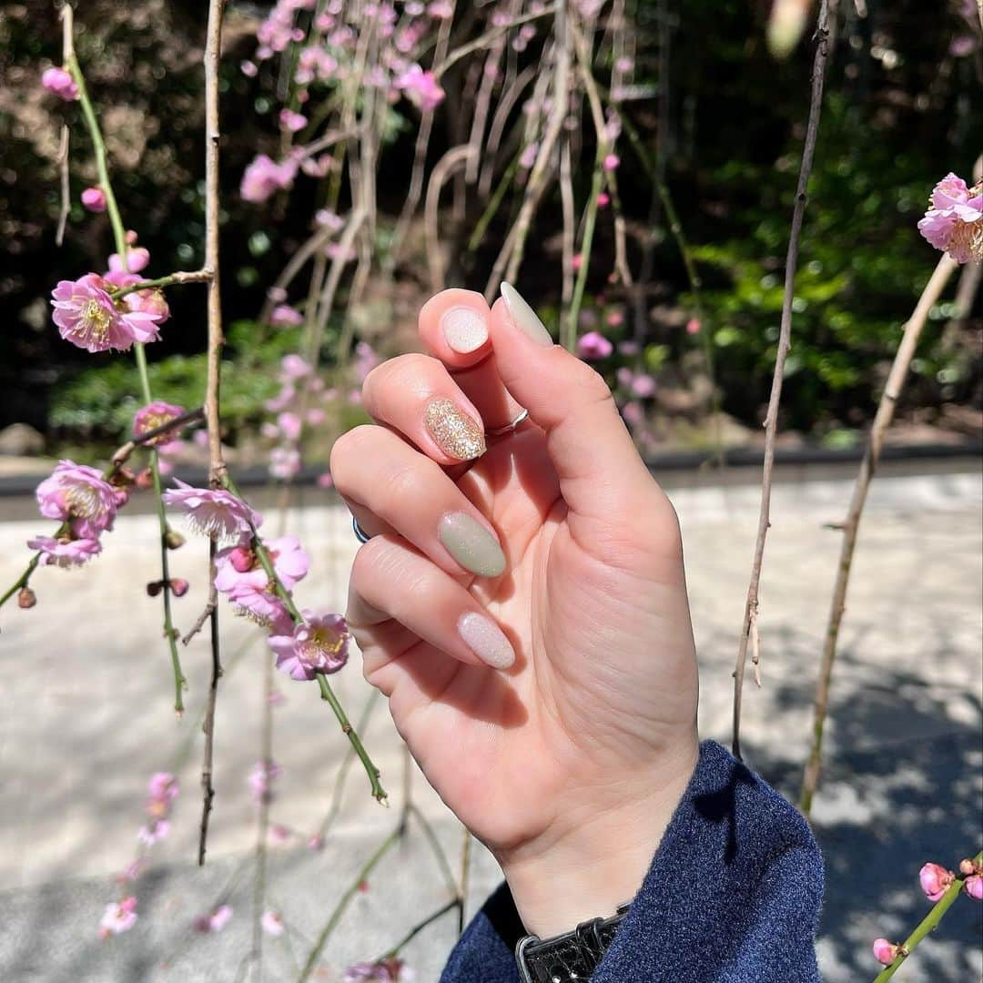 ななぴさんのインスタグラム写真 - (ななぴInstagram)「春ネイル🌸 このグリーンにピンクのラメが入ってるの 梅ぽくてカワイイイイイイン🍡春だね🍡  #春ネイル　#ネイル　#ワンカラー　#ラメ　#ネイルカラー　#ジェルネイル　#dior #アクセサリー　#jewelry #時計　#hermeswatch #hermes #桜　#ピンクネイル　#ワンカラーネイル」3月18日 23時41分 - __nanapgram__