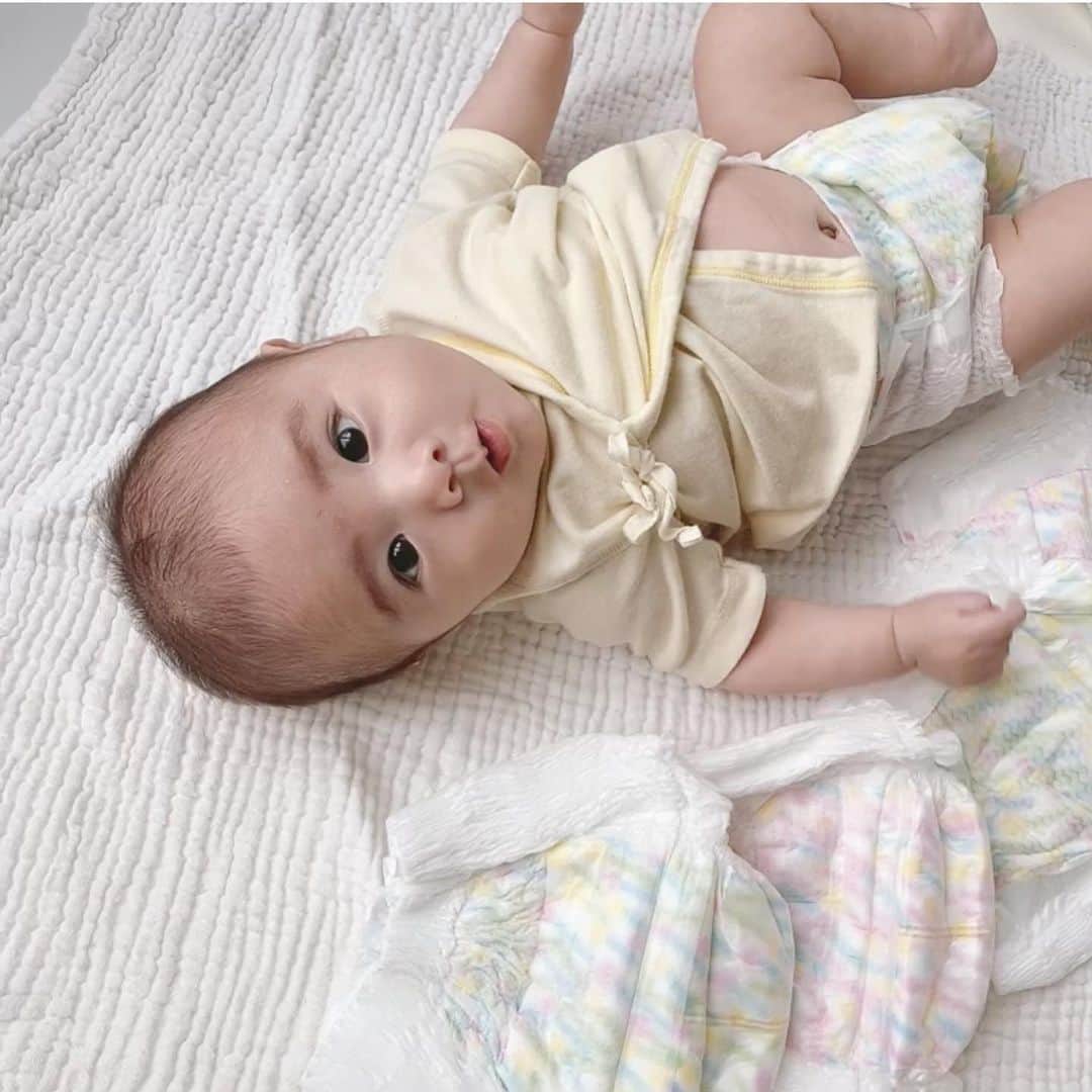 のインスタグラム：「ベビ👶（師匠）が オムツアンバサダーをさせていただく事になりました♡（ママ大喜び😂）  かわいいデザインで人気なミラフィール @mirafeel_diaper  さん♡  パンツタイプは初めてだったので使うの楽しみだったんですが パンツ型でもテープもはずせちゃうのでとても使いやすいです✨ （２枚目の動画よかったらみてください） サイドギャザーで漏れの心配がないし、 肌触りが最高なシルキー素材✨  そして、おしりふきもいつも何枚も使っちゃうのですが ミラフィールのおしりふきは、 大判サイズで1枚ですみます♡ （また紹介します✨）  生後2ヶ月6kgくらい Sサイズを着用してます。 （サイズによってデザインも違うからこれからも楽しみ✨）  #オムツ　#ミラフィール」