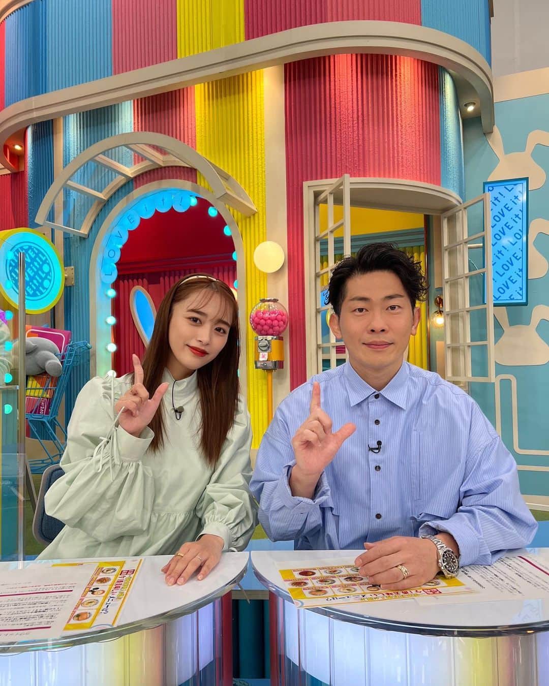 近藤千尋のインスタグラム：「ラヴィット生放送 ありがとうございました😍💕  久々夫婦ショット📸 朝からひーぼぉくんのカラオケ聞いたり くっきーさんの弾き語り聞いたり たけるんのバンド時代見れたり みんなでゲームしたり。笑 今週も、面白かったなぁ😍 #尾崎豆　さん懐かしかったでしょぉ🧏🏻‍♀️  来週も、ミテネ🐰✨✨✨  ウェア @jandmdavidson  ヘッドアクセ  @alexandredeparis_japan  アクセサリー @e.m.portrait  シューズ @solsanashoes」