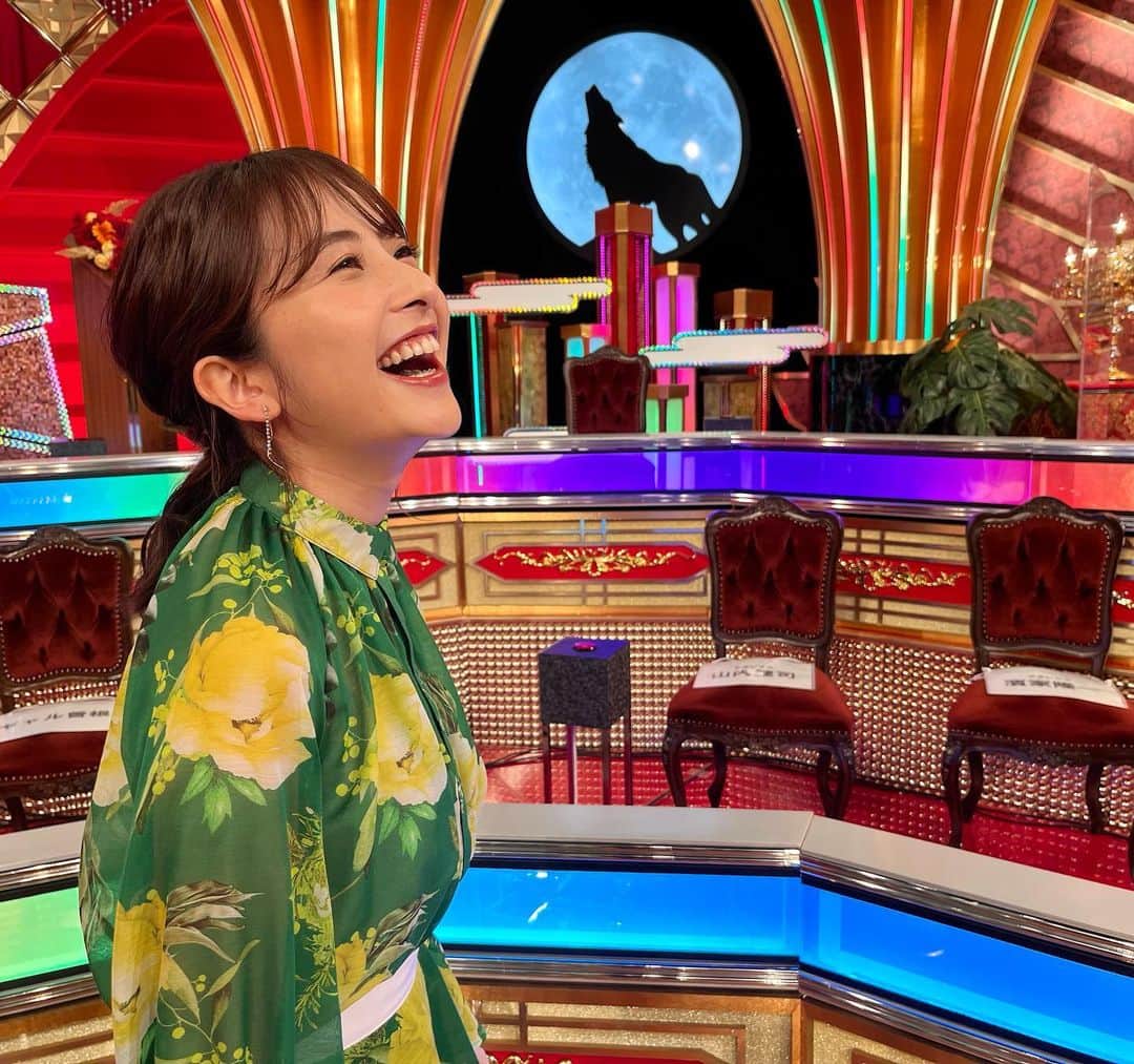 日比麻音子のインスタグラム：「オオカミ少年の金曜日！  不安な日々が続きますが、 少しでもテレビを見て、 少しでも笑って、 力が湧いてきますように。  DJ KOOさんとお写真を撮っていただきました🤩 いつもラジオでお世話になっているので、 ようやく直接会えて嬉しかったです！  オオカミのガォーなのかワォーなのか、 そんなつもりが、 結局、爆笑なヒビ🐺🌙  衣装:Adonisis  #オオカミ少年 #TBS #金曜日 #DJKOO さん！大活躍です🍞！ #ありがとうございました😊」