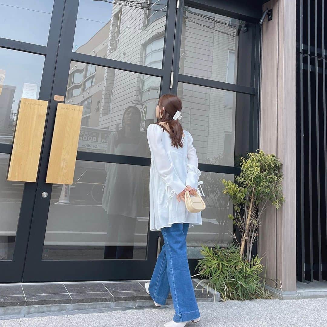 ひよんのインスタグラム：「🌼🤍  明日21時から発売の #とろみリボンチュニック 😍 インスタライブでも紹介したけど、 スクエアネックが綺麗に見えるし、 袖の2つリボンがポイントでとっても可愛いよ🥰🥰 春らしいお洋服でお花見とかしたいな〜🍡🌷  全身 @9unq.official ❤️ ショートブーツは @gu_global だよ！  #春服 #春コーデ #春服コーデ #ひよん #ひよん服 #9unq #クアンク」