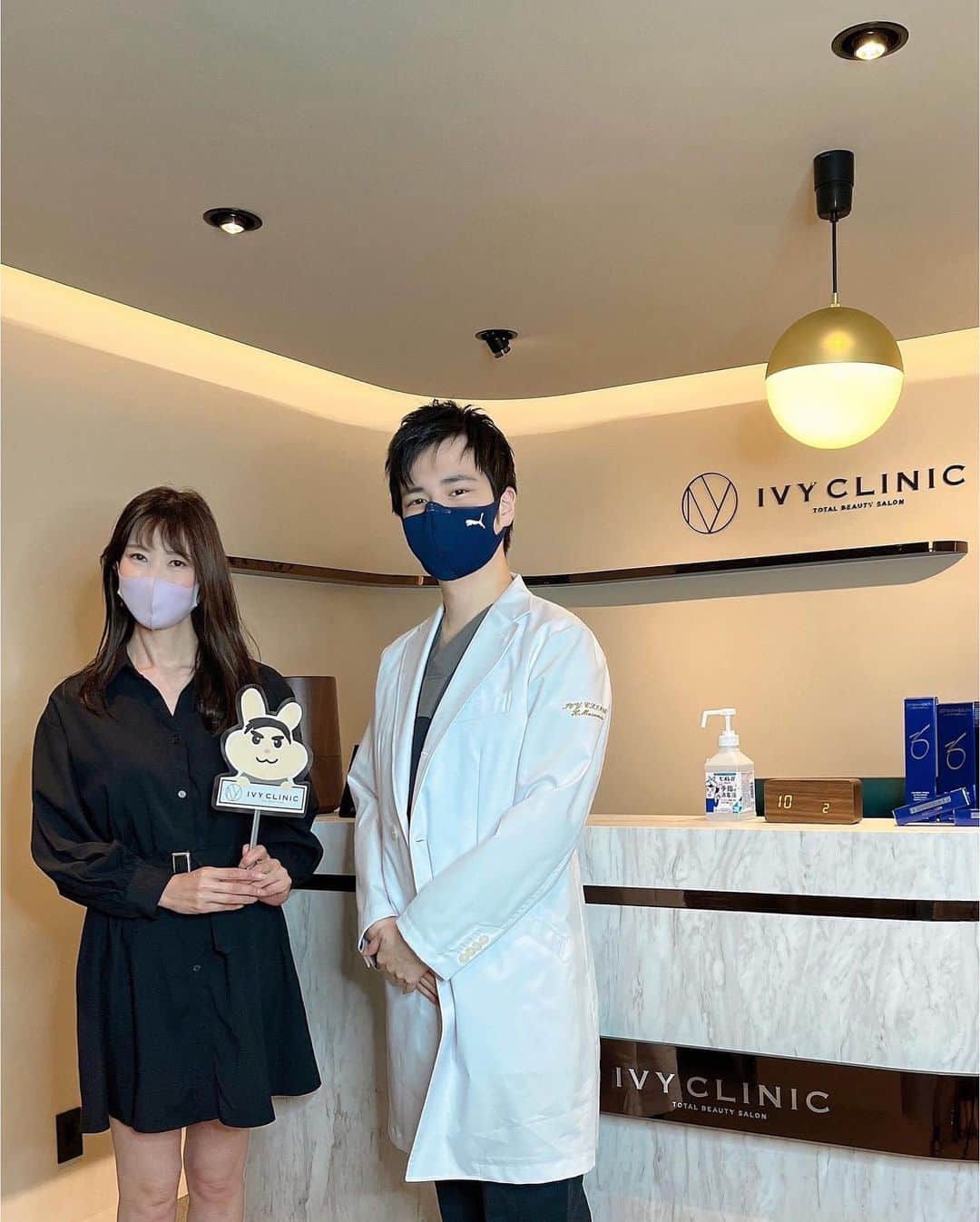 のインスタグラム：「2月20日にオープンしたばかりのクリニック 吉祥寺アイビークリニック @ivyclinic_kichijoji で 脂肪冷却スノエルを受けてきました✨  『水は0℃で凍り始めるのに対して 脂肪は4℃で凍り始める』  この差を利用した脂肪冷却施術で 皮膚を切らずに部分痩せができるのが魅力😍  担当はドクターまっすんこと 升本浩紀先生 @dr_masumoto   冷却用Padを一度に4Pad装着できるんだけど 私はお腹に1Padと膝上左右にそれぞれ1Pad 計3Padで施術して頂きました！  ただ寝てるだけでいいから ラクして部分痩せしたい私にピッタリ  脂肪細胞自体を減らしてくれるので 基本的にリバウンドはないそうです。  これからどんな風に変化するのか楽しみ♡ また経過を報告しまーす✨  #吉祥寺アイビークリニック #美容外科 #美容皮膚科 #美容クリニック #美容医療 #脂肪冷却 #スノエル #最新 #最先端 #ダイエット #ダイエットならドクターまっすん #ドクターまっすん #升本浩紀 先生 #pr #アラフィフ #50歳」