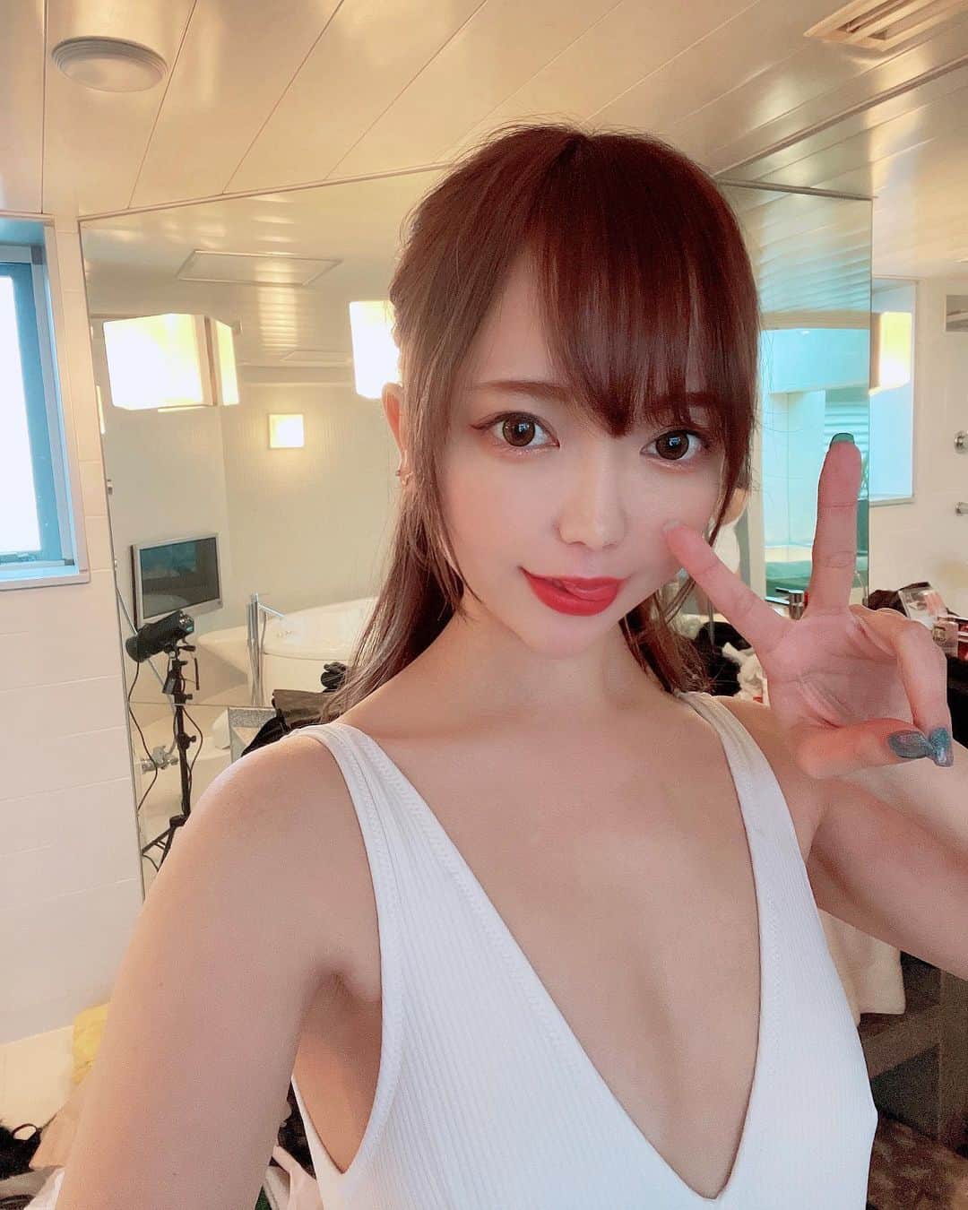 鎌田紘子のインスタグラム：「こっちに意味のないテキトーな自撮り載っけてますが、本垢これです→ @hirokokamata1212  よろしゅ。本垢は写真集作ってるつもりで投稿してます、」