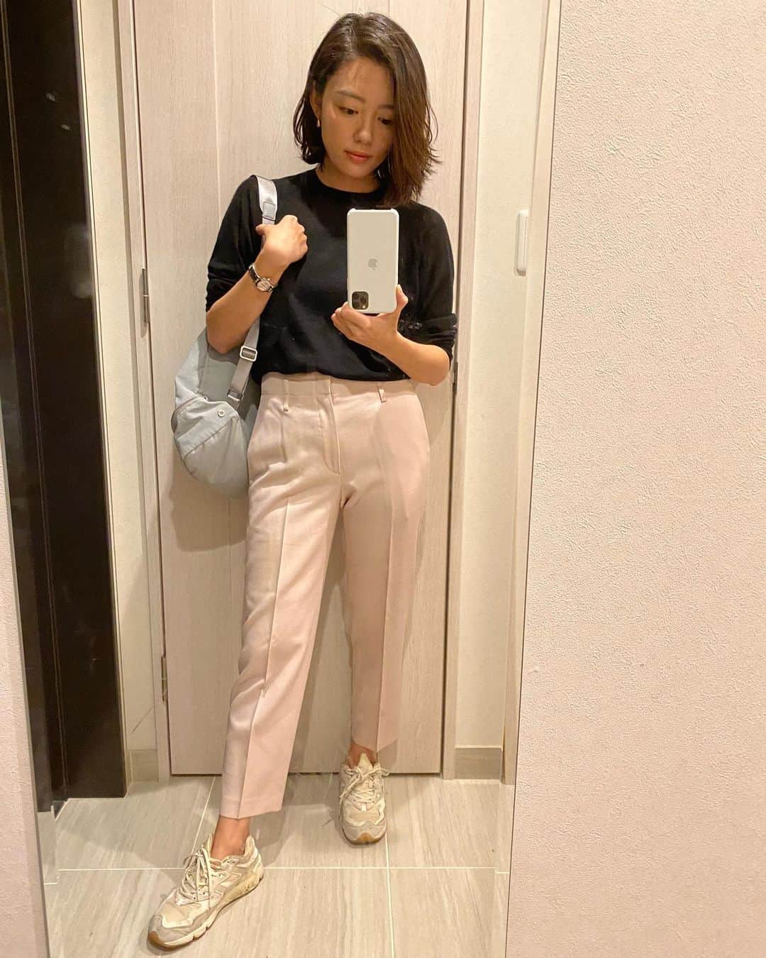 阿部優貴子のインスタグラム：「最近娘が歩き回るようになって、 近所のお散歩だとベビーカーを使わない日もしばしば。 となると、リュックが手放せない。 @lululemonjp で買ったバックパック、 軽くてサイズがちょうど良くて、 ママリュックに推しです。 アイスグレーが春っぽくてお気に入り☝️  #鏡が汚くてすみません #掃除しても掃除しても散らかるのはなぜ #新生活に向けてバタバタな1週間 #今週もお疲れ様でした」