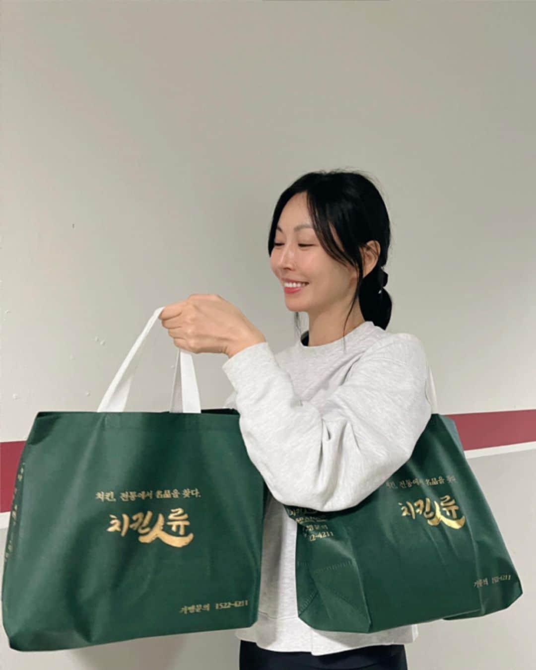 キム・ソヨンのインスタグラム：「무술연습 끝!퇴근길~ #치킨인류 ㅎ🍗🍗🍗🤎😋」