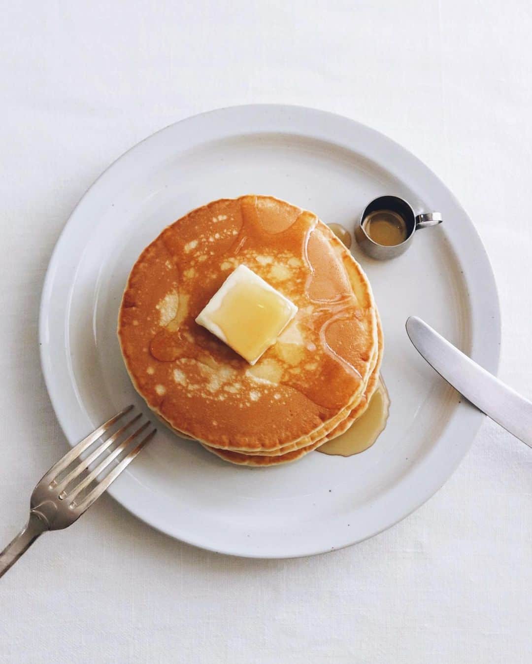 樋口正樹のインスタグラム：「Pancake . 今日のおやつは妻作、 普通のホットケーキ。 シンプルにバターと メイプルシロップで。 . . . #ホットケーキ #パンケーキ #普通のホットケーキ #メイプルシロップ #pancake #pancakes」