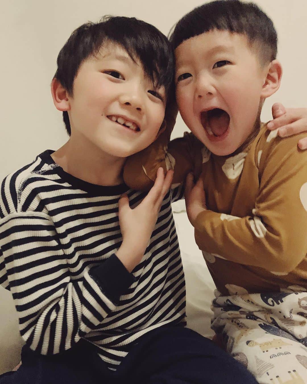 花盛友里のインスタグラム：「昨日の可愛い人たち。 次男がお願い事をするときの彼なりの【可愛い顔】がなんかちょっと間違っててほんま可愛すぎる。。。」