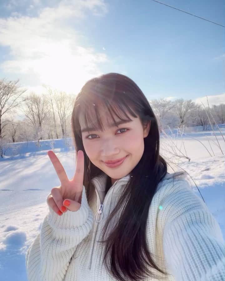 新井舞良のインスタグラム：「ぴーーーーーす✌️ 明日、3/19 18:00〜オンエアの NHK BS1「#チャリダー快汗サイクルクリニック」に出演してます！お仕事で地元に帰れたの。それも、観光大使として！！嬉しいなぁ。こうして、これからもちょっとずつ恩返ししていきたいな。  内容は、「アラフィフ・チャリダーのお悩み解決クリニック」です！坂バカ俳優 #猪野学 さんと一緒に雪国で自主トレキャンプロケ⛄️に行って来ました。  北海道名寄市の魅力をたくさん伝えてきたので、是非みてね💕お楽しみに！！ #チャリダー」