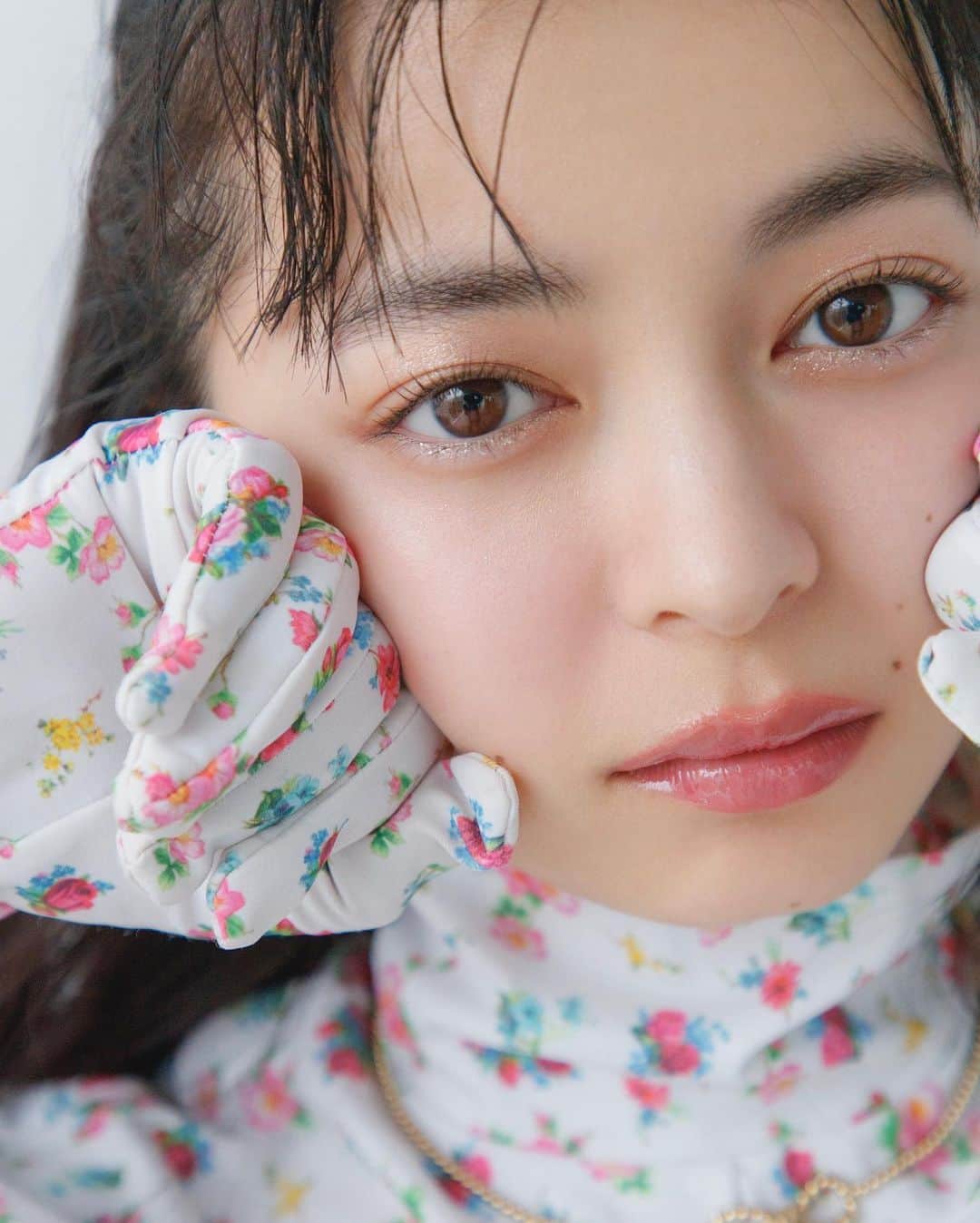 のインスタグラム：「@ar_magazine   @rie__honda  @sayoko_yoshizaki  @ishida_aya   @yasuhisa_kikuchi   #上國料萌衣 #ar #ネコ #cat #猫 #菊地泰久 #yasuhisakikuchi #beauty #makeup #shooting #fashion #portrait #photography #photographer」