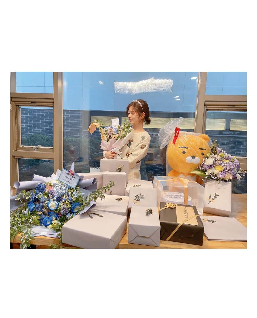 チョン・ソミンのインスタグラム：「이번 생일 역시 너무 많은 분들의 축하를 받아 몸둘바를 모르겠어요🥺 다들 고맙습니다🎀 모두모두 안전하고 행복하시길 바라요:)  thanks to all my fans💐」