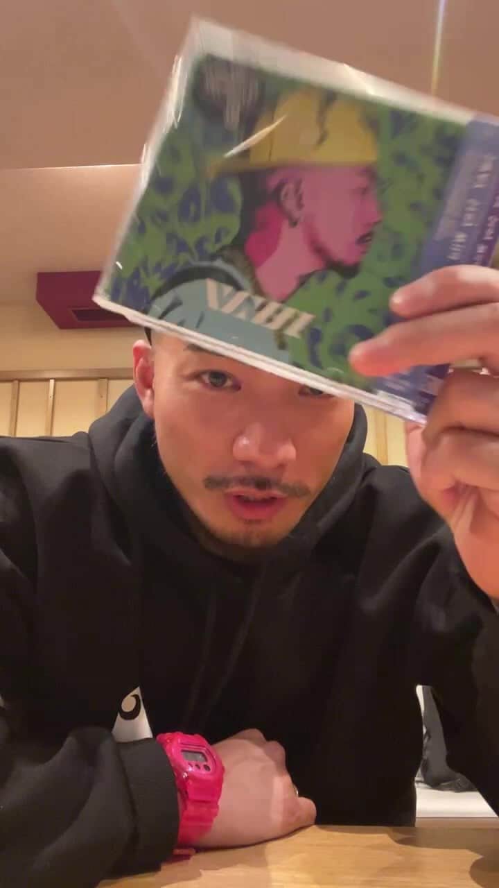 のインスタグラム：「目が赤いけど泣いてないよ👁」